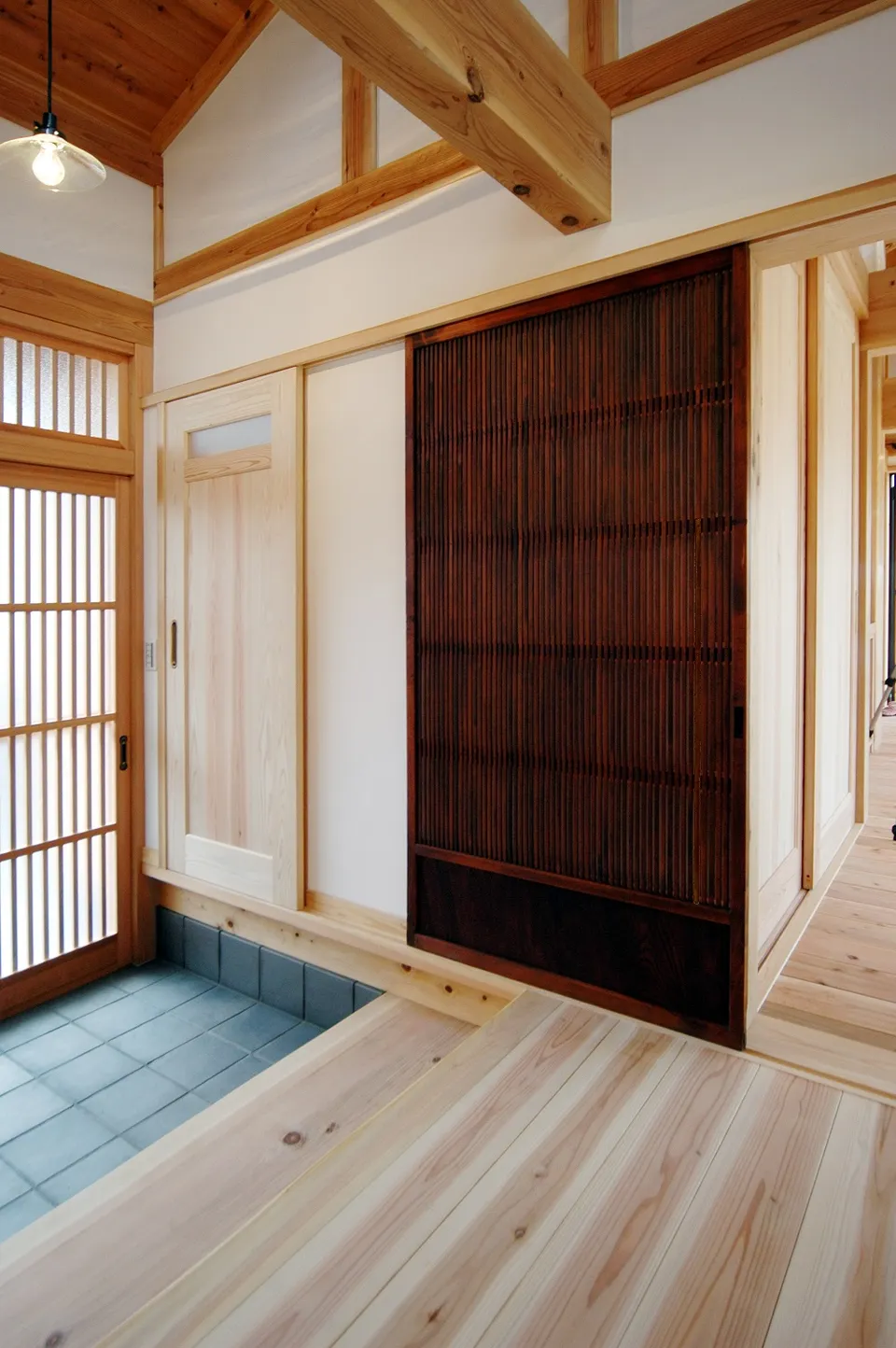 自然素材　腰屋根の家の写真