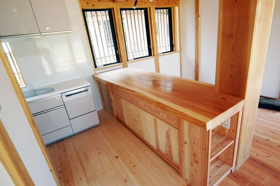 自然素材　腰屋根の家の写真