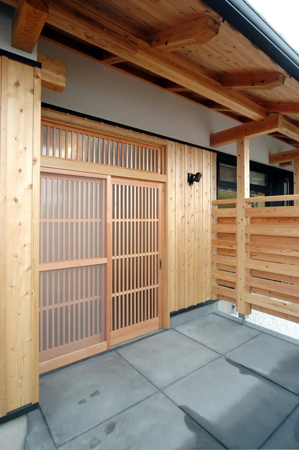 自然素材　腰屋根の家の写真