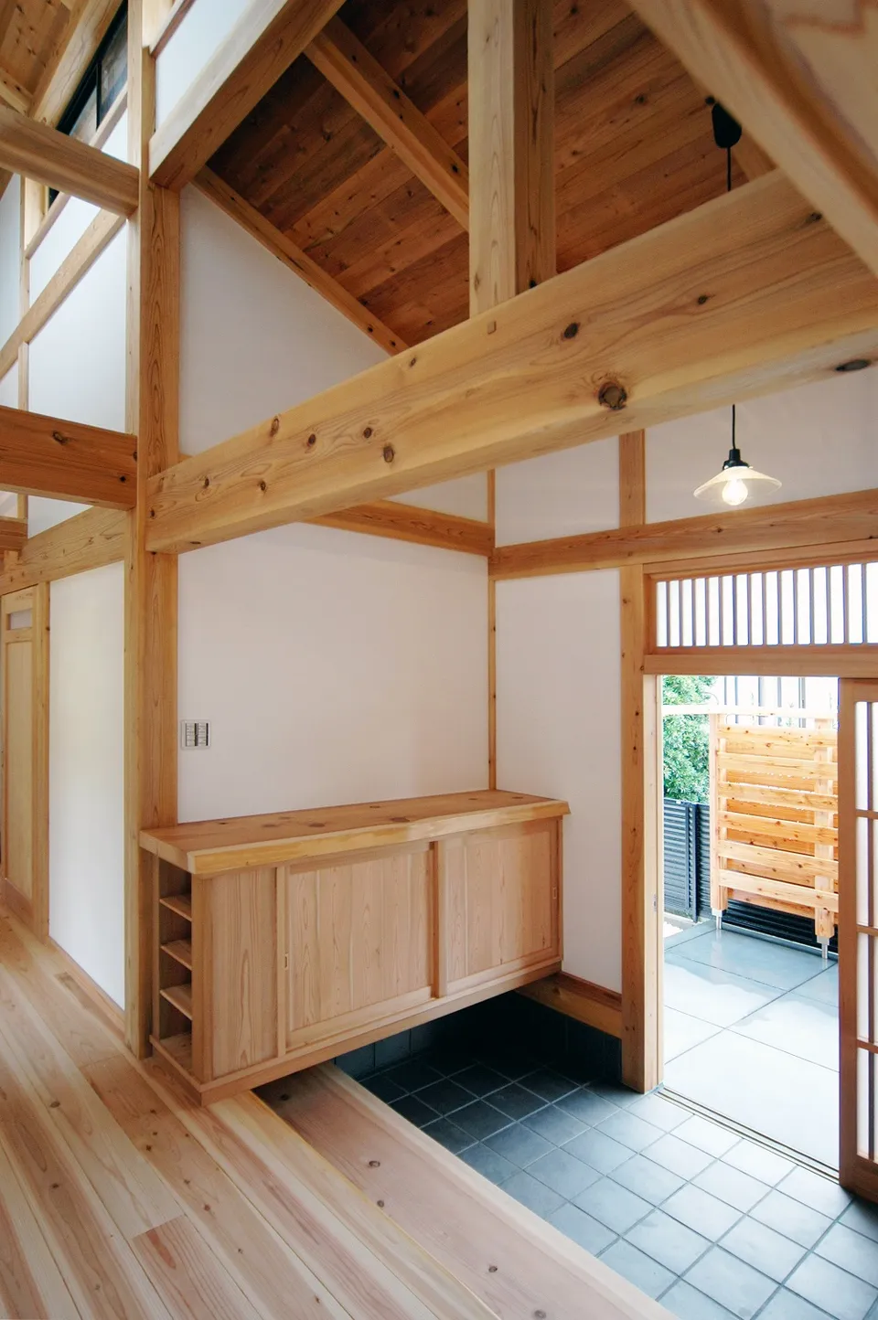 自然素材　腰屋根の家の写真
