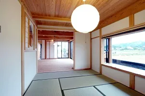 自然素材　腰屋根の家の写真