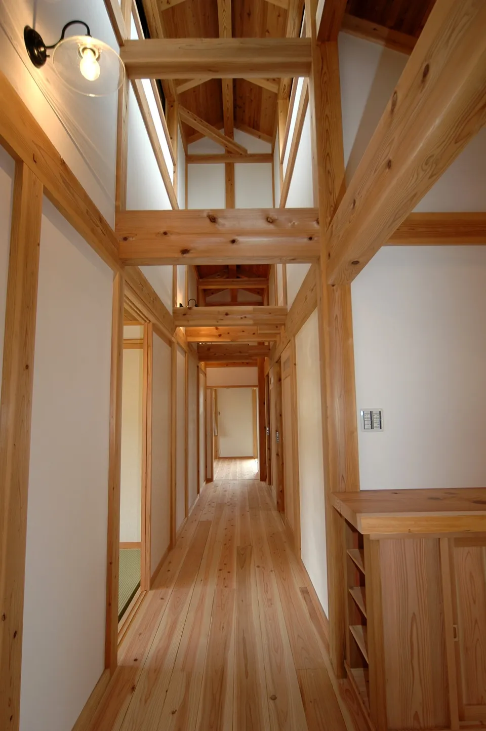 自然素材　腰屋根の家の写真