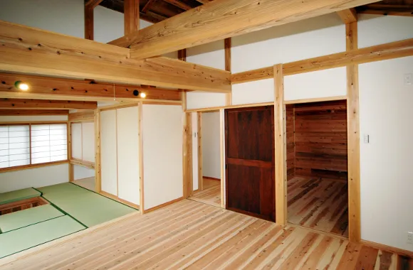 自然素材　腰屋根の家の写真